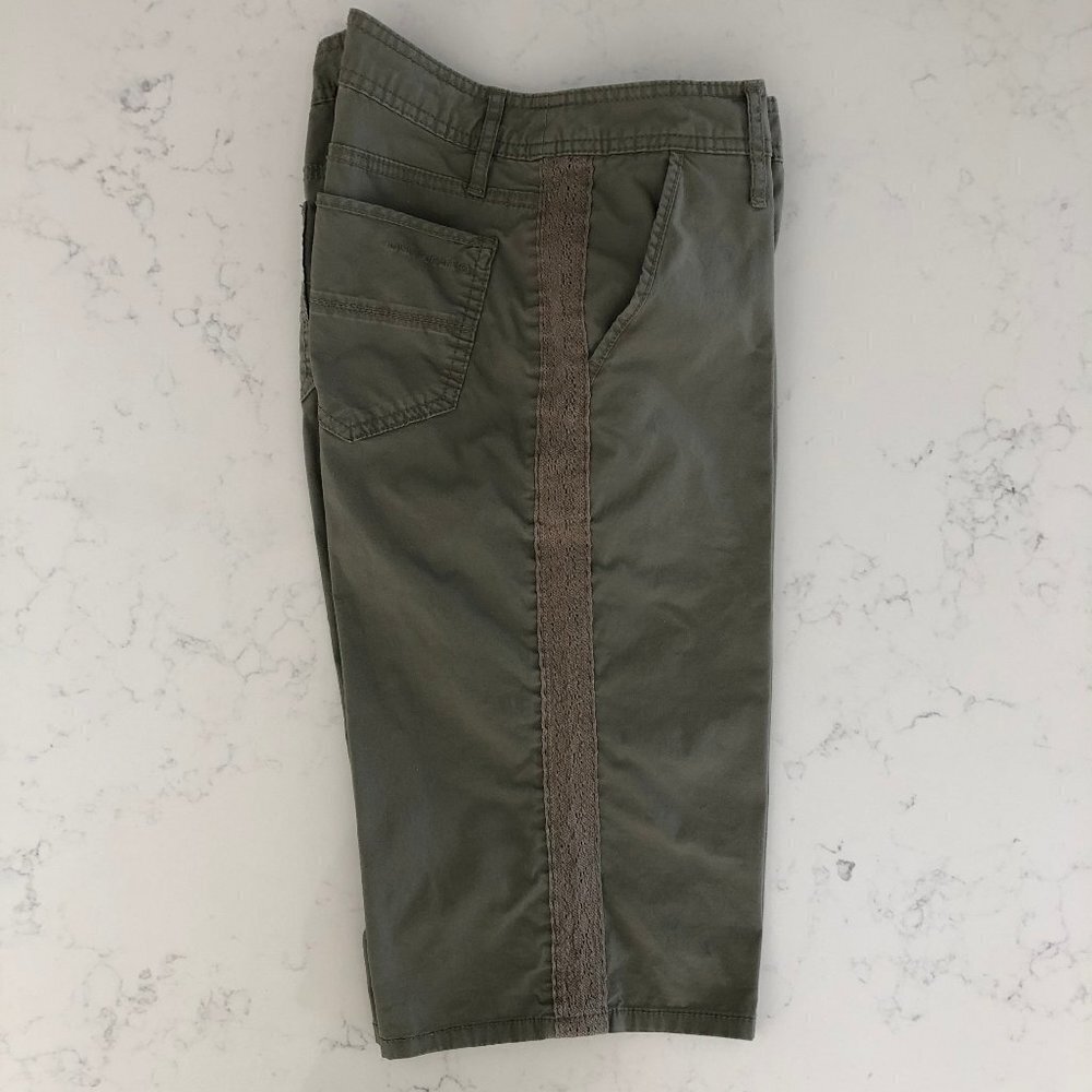 DKNY JEANS Cotton Bermuda Shorts Khaki Green w Embroidered Tan Side Trim Sz 6